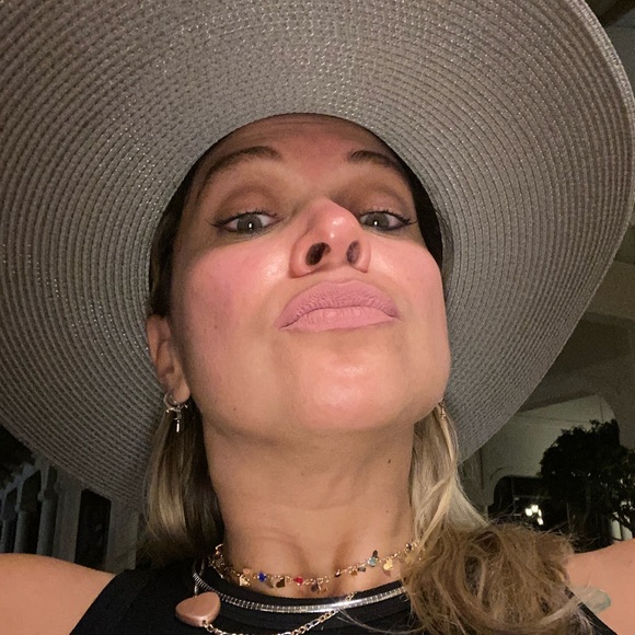 Meet your Posher, Daynelle - Picture 1 of 1